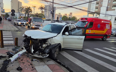 Colisão frontal entre dois veículos mobiliza Bombeiros no Centro de Criciúma