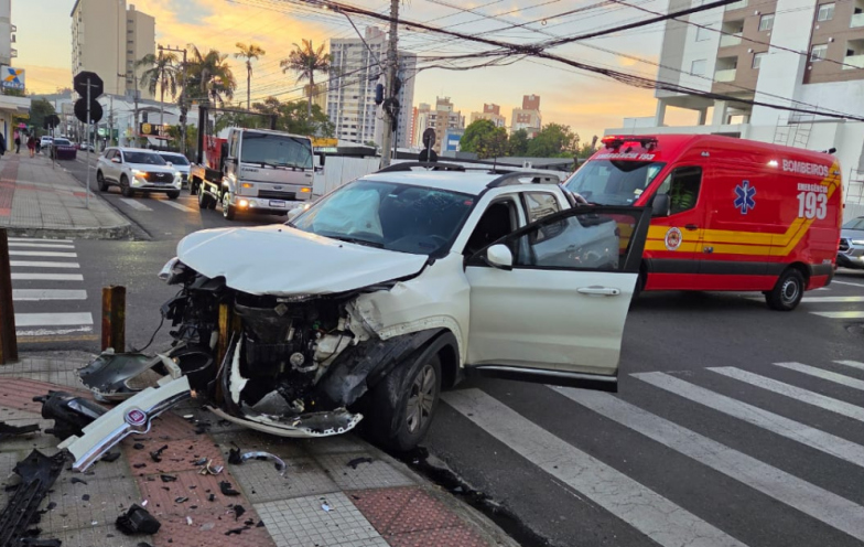 Colisão frontal entre dois veículos mobiliza bombeiros no Centro de Criciúma