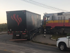 Caminhão fica preso em linha férrea e interrompe tráfego ferroviário por sete horas em Içara
