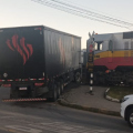 Caminhão fica preso em linha férrea e interrompe tráfego ferroviário por sete horas em Içara