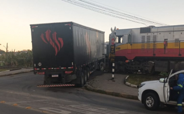 Caminhão fica preso em linha férrea e interrompe tráfego ferroviário por sete horas em Içara