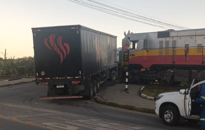 Caminhão fica preso em linha férrea e interrompe tráfego ferroviário por sete horas em Içara