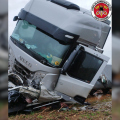 Colisão frontal entre carro e carreta deixa cinco mortos em SC
