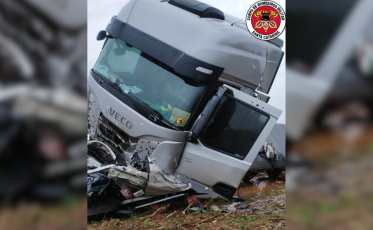 Colisão frontal entre carro e carreta deixa cinco mortos em SC