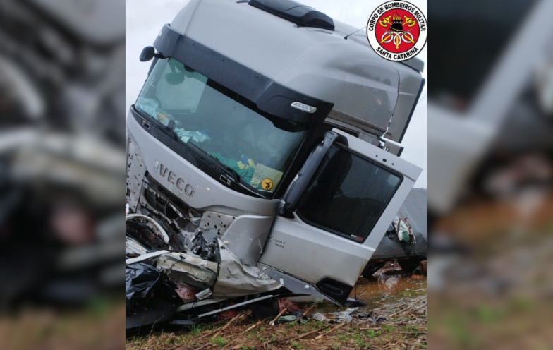 Colisão frontal entre carro e carreta deixa cinco mortos em SC