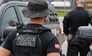 Operação contra lavagem de R$ 1,1 bilhão do tráfico prende mulher no Sul de SC