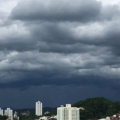 Temporais com granizo e ventos fortes colocam 34 municípios de SC em alerta nas próximas quatro horas