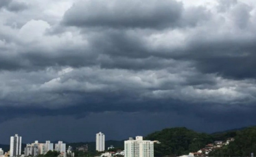 Temporais com granizo e ventos fortes colocam 34 municípios de SC em alerta 