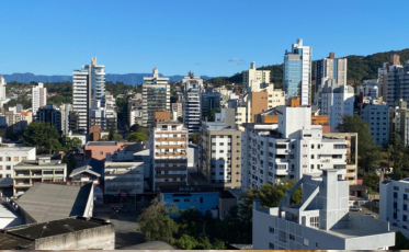 Sol e frio predominam neste sábado, mas tempo muda no domingo