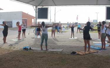 Yoga gratuita é oferecida em Balneário Gaivota