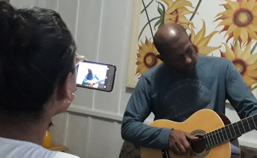 FCC divulga artistas por vídeos