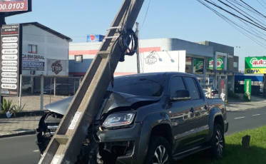 Motorista bate em poste próximo ao Parque das Nações (VÍDEO)