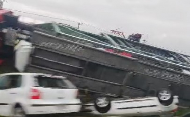 ((Vídeo)) BR-101: Caminhão-cegonha tomba na BR-101 e interdita faixa em Sangão