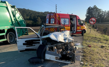 Acidente entre caminhão de lixo e carro deixa um morto e dois feridos em Maracajá