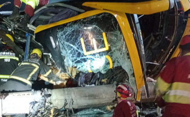 BR-101: Acidente com ônibus de turismo deixa uma pessoa morta e quatro feridas