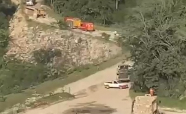 [Vídeo] Caminhão capota em pedreira e deixa motorista gravemente ferido 