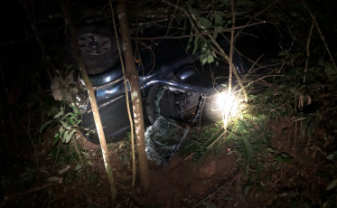 Urussanga: Idoso é resgatado após carro cair em vale de 15 metros 