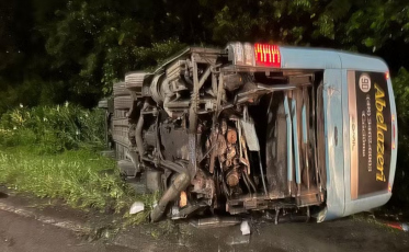 Ônibus de turismo de Criciúma se envolve em acidente com 15 feridos na BR-376