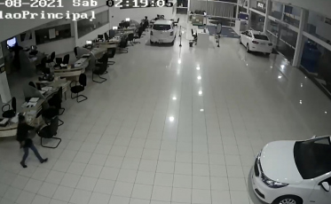 Concessionária é invadida e furtada (VÍDEO)