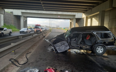 Grave acidente deixa mulher presa às ferragens na Via Rápida