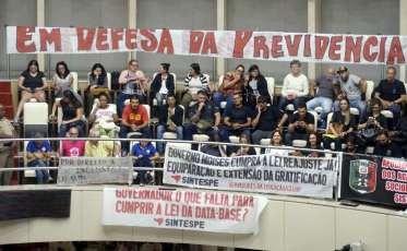 Volta na Alesc é marcada por protestos contra possível reforma da previdência