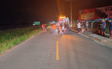 Oito pedestres são atropelados em marginal da BR-101; motorista fugiu sem prestar socorro