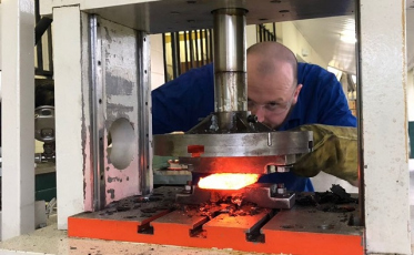 Acadêmico de Engenharia Mecânica desenvolve faca com aço damasco