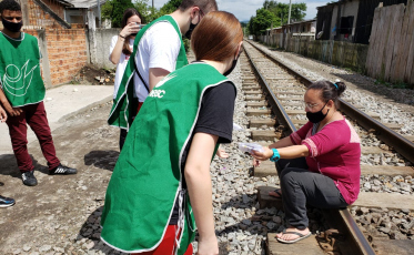 Colégio Unesc leva as “Máscaras da Solidariedade” à região dos trilhos