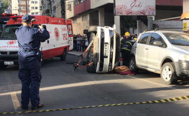 Acidente resulta em carro capotado e motorista ferido (VÍDEO)