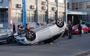 Carro capota e deixa trânsito lento no Centro de Criciúma