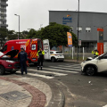 Acidente entre carro elétrico e SUV deixa três feridos em Criciúma