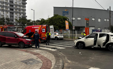 Acidente entre carro elétrico e SUV deixa três feridos em Criciúma