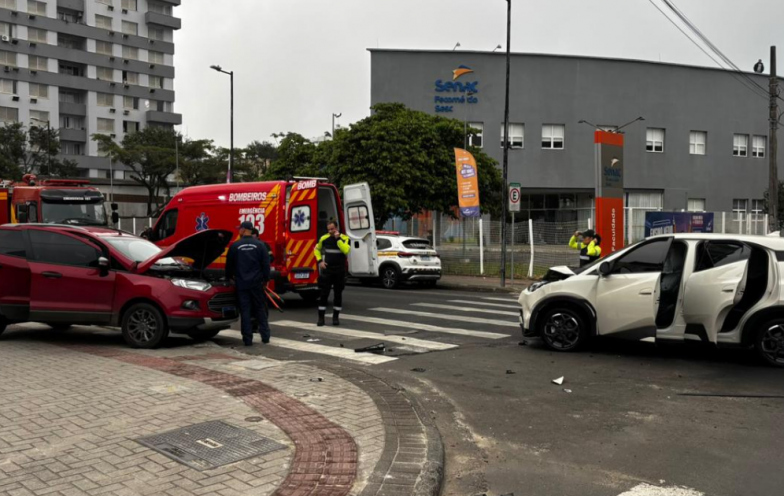 Acidente entre carro elétrico e SUV deixa três feridos em Criciúma