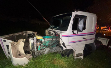 Motorista morre após colisão violenta entre carro e caminhão na SC-370