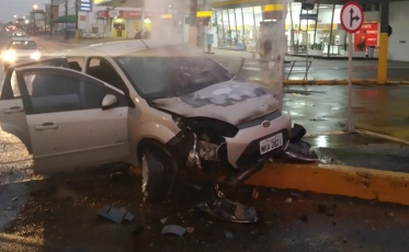 Homem fica preso nas ferragens em acidente na Cidade Alta