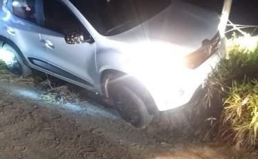 Motorista perde o controle e colide contra cerca