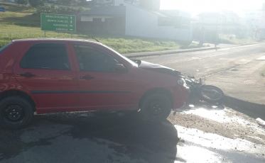 Acidente entre carro e moto deixa motociclista hospitalizado em Cocal do Sul