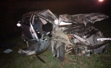 Motorista perde o controle, bate em caminhão e morre no local