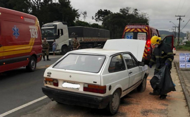Acidente entre carro e caminhão deixa mulher ferida em Gravatal