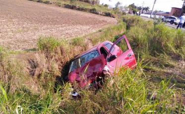 Colisão entre veículos termina em saída de pista 