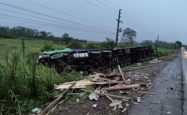 Pista molhada resulta em acidente entre caminhões no Ermo