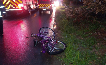 Ciclista é atropelado e motorista foge logo depois do acidente