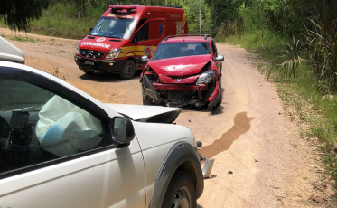 Colisão frontal deixa duas pessoas feridas em Santo Expedito
