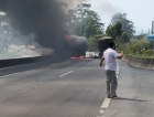 Após acidente, carreta pega fogo na BR-101 (VÍDEO)