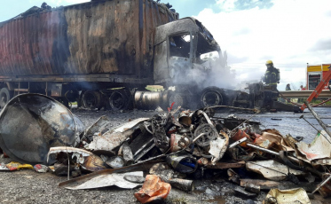 Morte de irmão, carretas incendiadas... uma triste manhã na BR-101 (VÍDEOS)