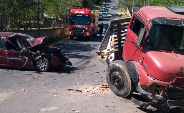 Três feridos em acidente entre caminhão e carro