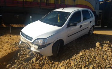 Motorista ignora sinais e bate em trem em Içara