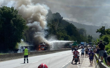 Caminhão pega fogo e interdita BR-101 (VÍDEO)