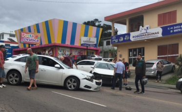 Caminhão e três veículos bloqueiam tráfego na Álvaro Catão
