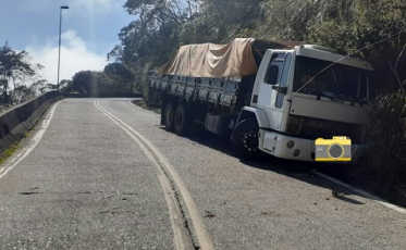 Caminhão sai da pista na Serra do Rio do Rastro